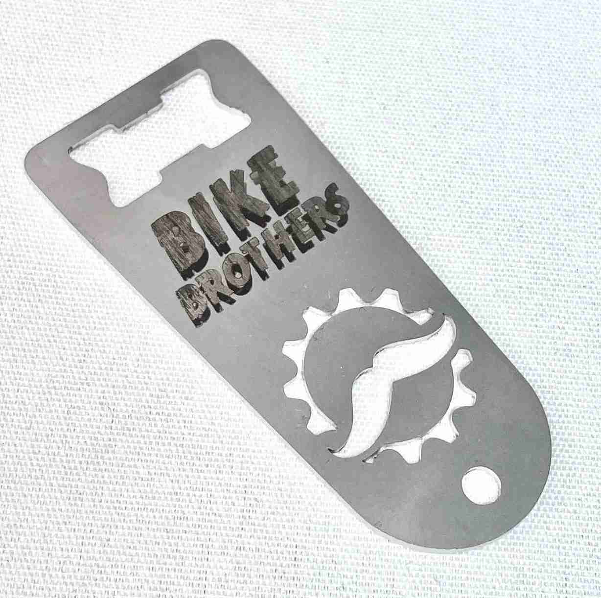 Merchandising personalizado con logo grabado y cortado. abrebotellas personalizado con diseño de logo grabado y cortado